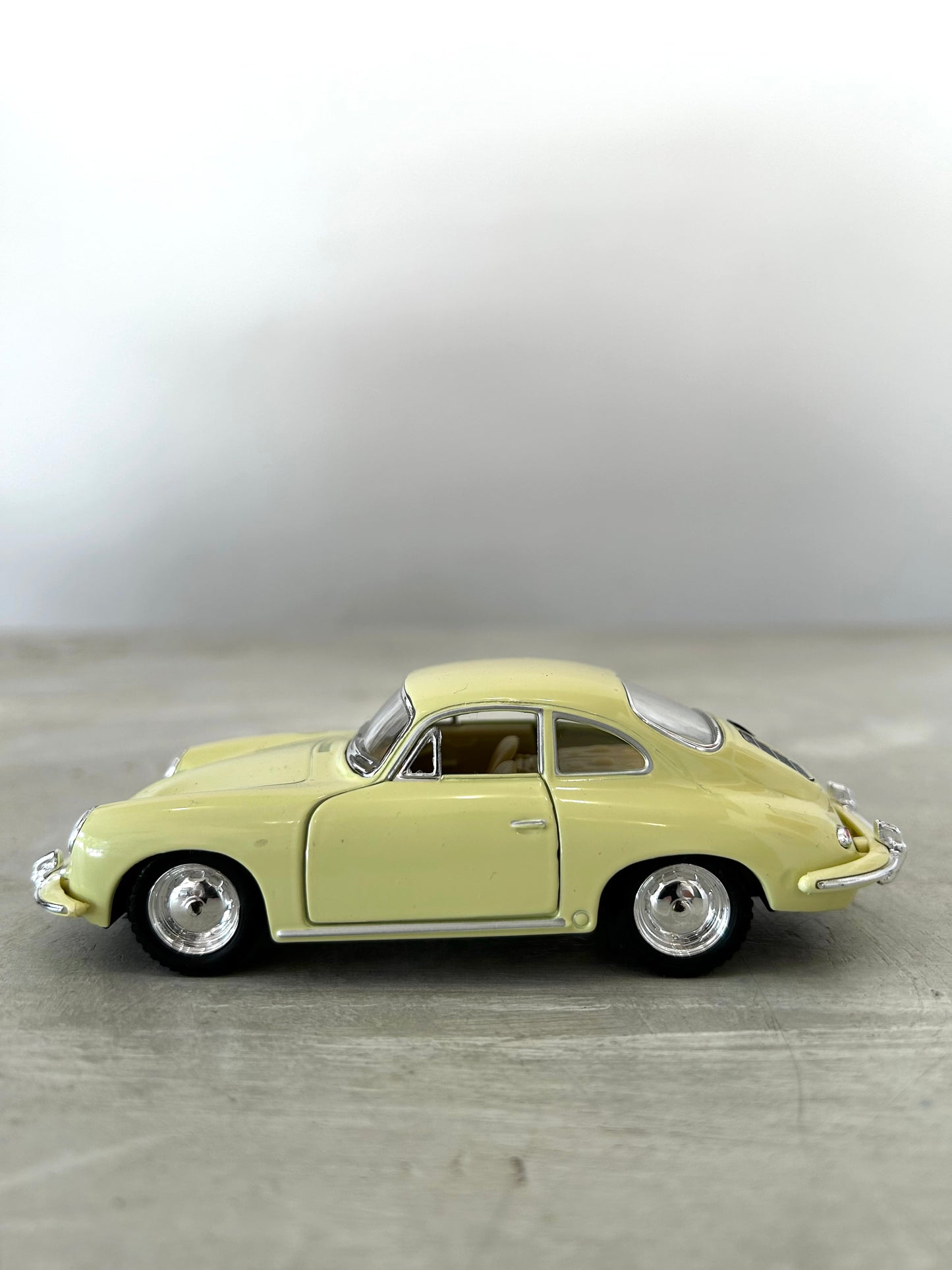 Voiture de collection Porsche 356 beige