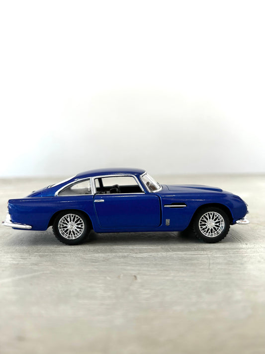 Voiture de collection Aston Martin bleu