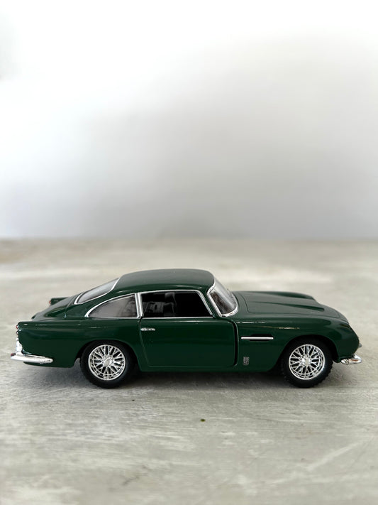 Voiture de collection Aston Martin verte